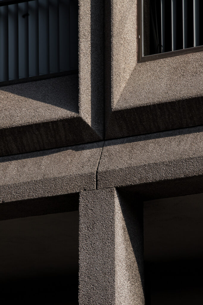 detail van prefab-betonconstructie in sterk zonlicht