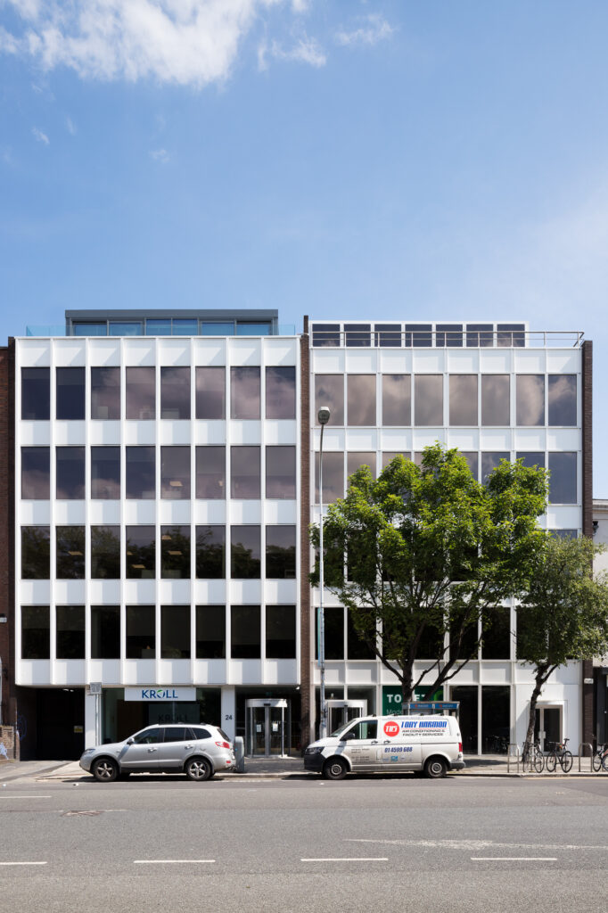 wit-verhoging-van-zes-verdiepingen-lisney-gebouw-voor-stephens-groen-met-een-busje-en-jeep-parkeerplaats-voor-het