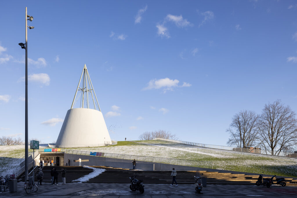 TU-Delft-Library-entrance-and-slope-with-snow
