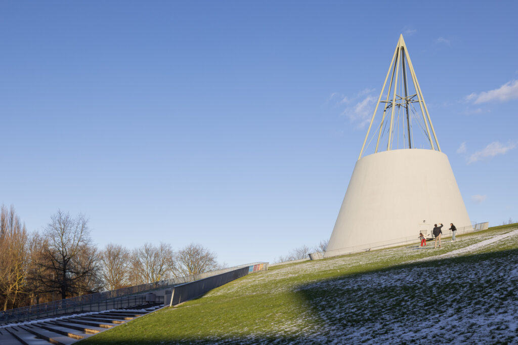 TU-Delft-Library-students-on-snowy-slope-throwing-snowballs