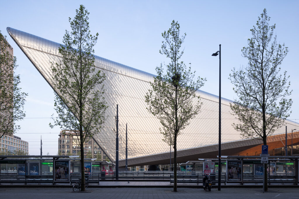 rotterdam-central-steel-clad-roof-catching-red-light-of-sunrise