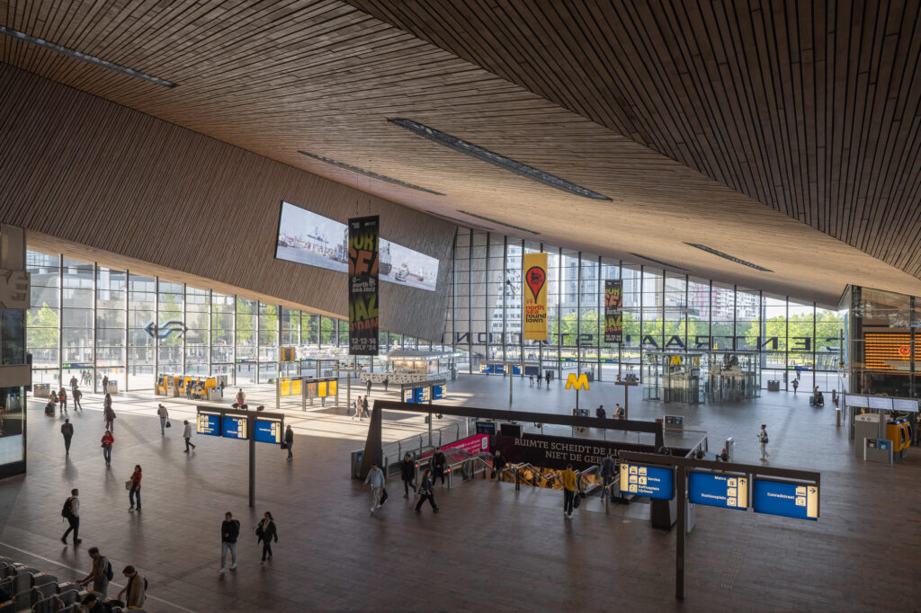 rotterdam-central-interior-hall-with-passengers