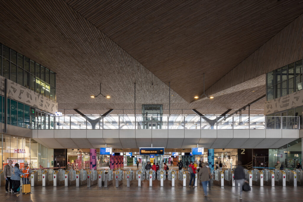 rotterdam-central-interior-hall-and-gates