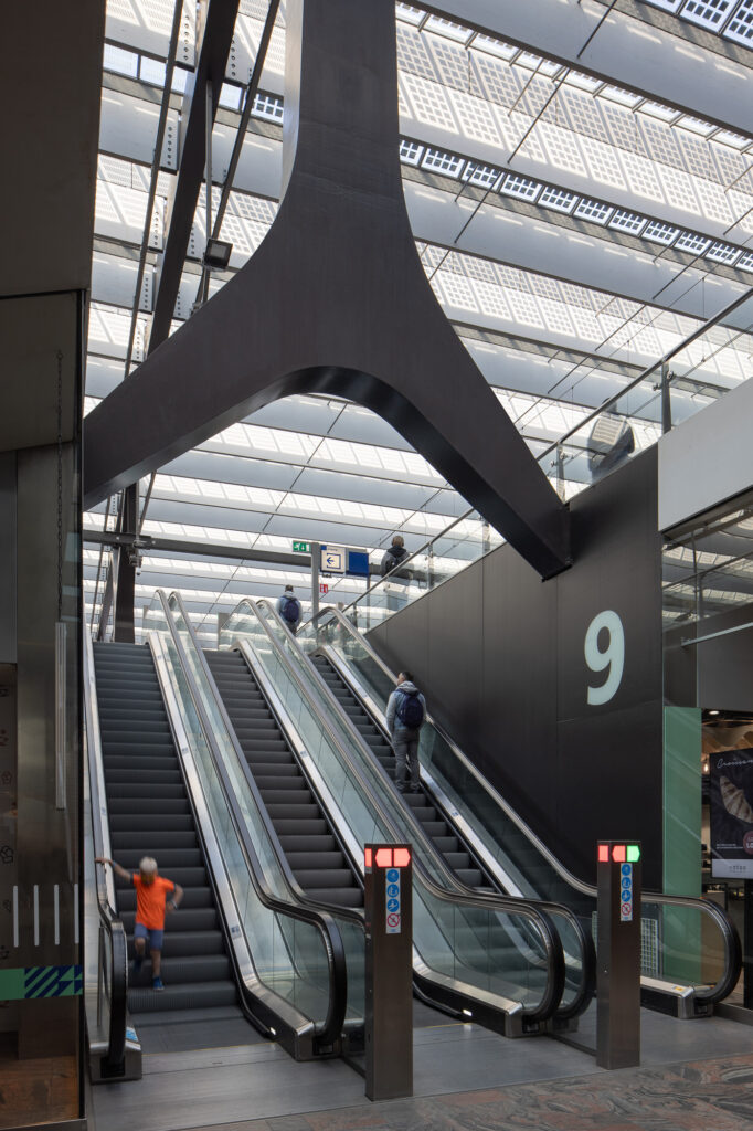 rotterdam-central-interior-escalator-with-passengers