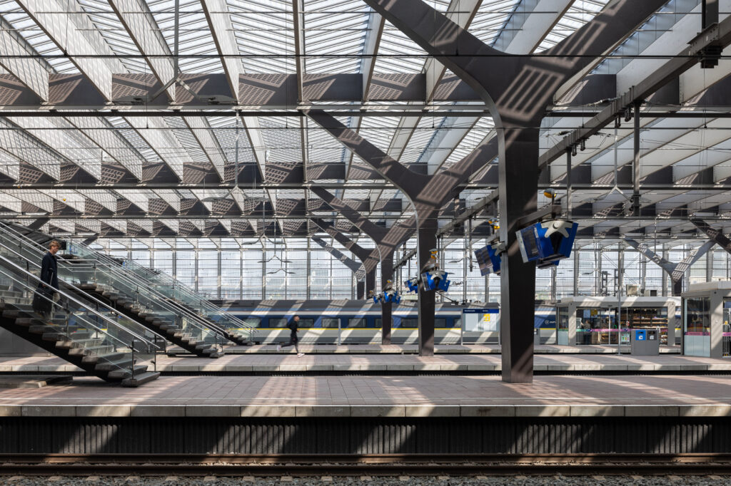 rotterdam-centrale-platform-met-mens-lopend