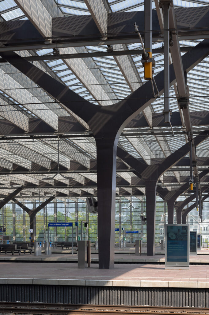 rotterdam-central-platform-with-t-shaped-columns