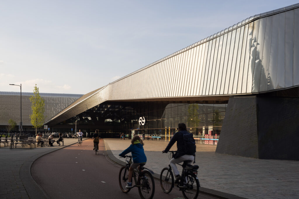 rotterdam-centraal-station-met-passagiers-op-fietsstrook