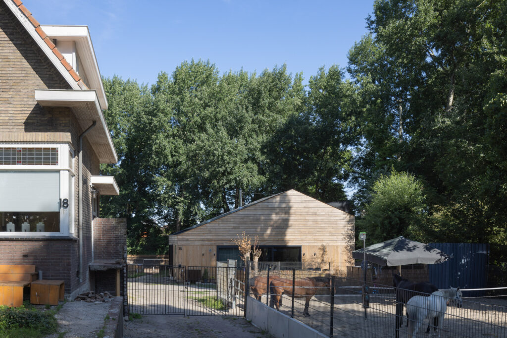 Barn-House-with-horse-yard-to-front