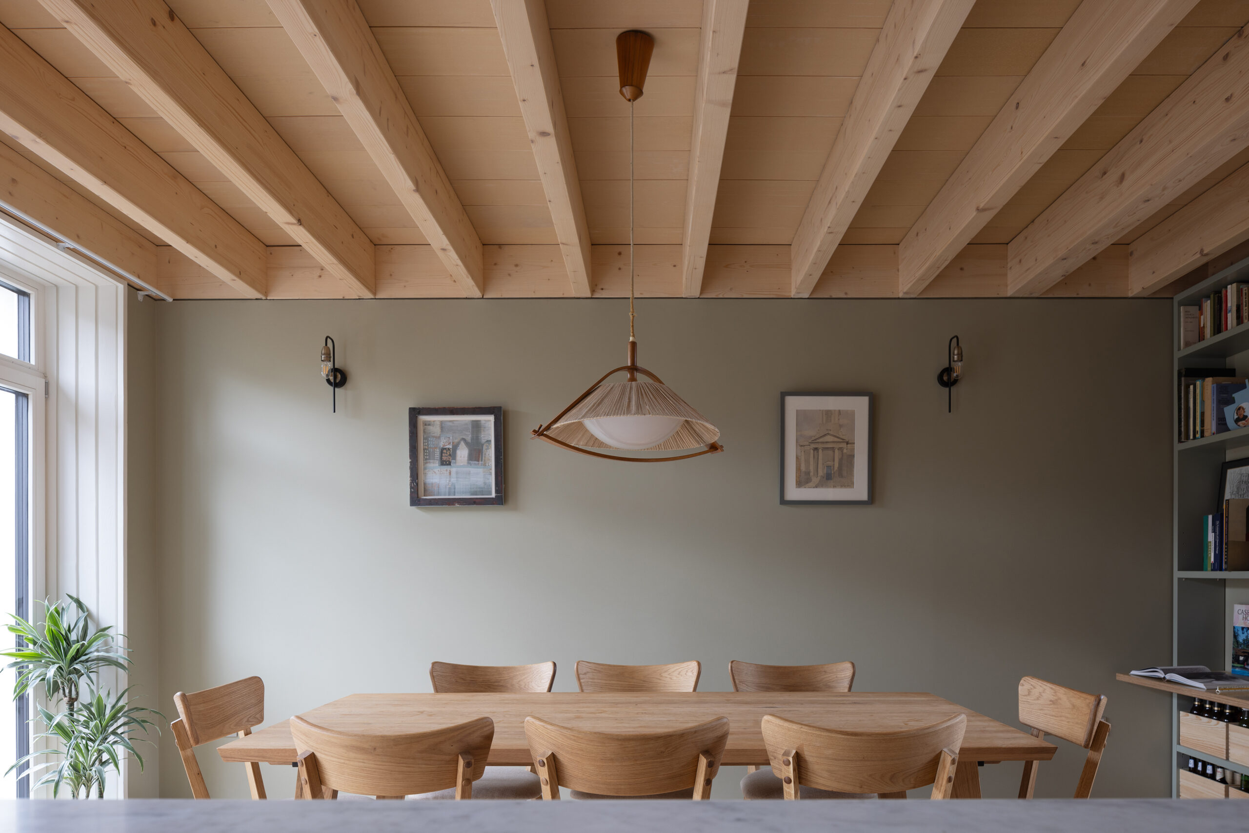 Teach-Spruis-exposed-wooden-beams-dining-room-EDEN-Architects-andrew-campion-photography