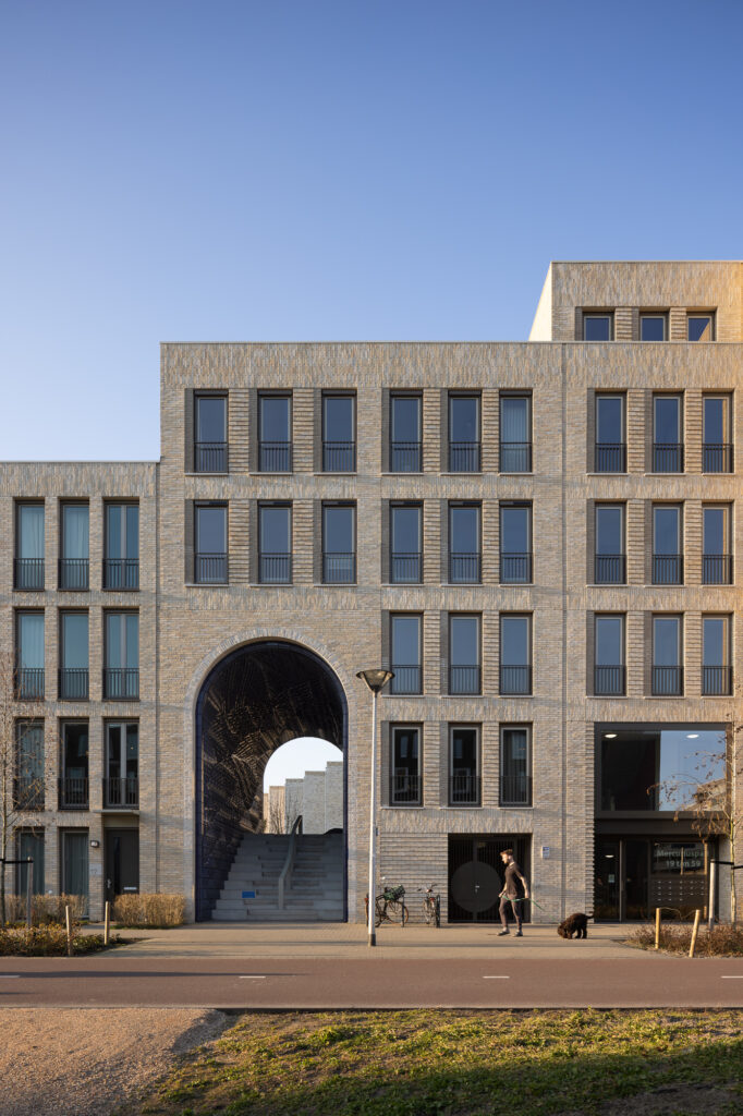 Vera-Yanovshtchinsky-Architects-PoortMeesters-Delft-Brick-Housing-with-arched-entrance